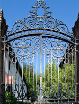 Puerta con corona hierro forja